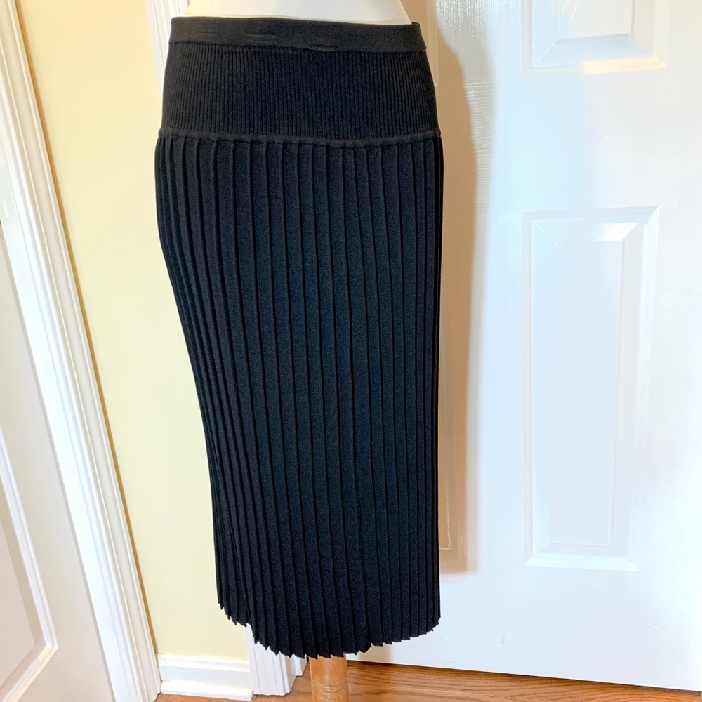 Black knit pleated skirt